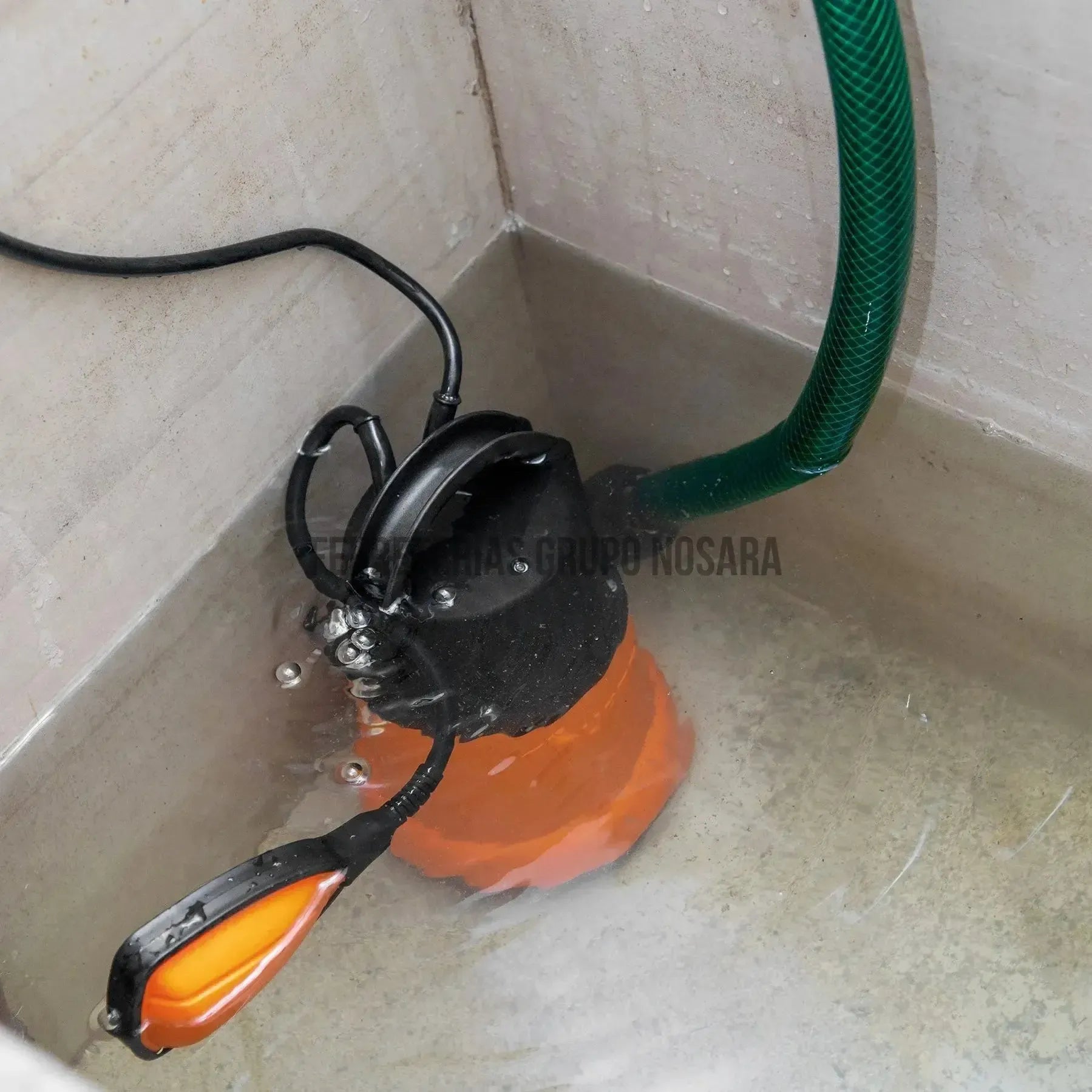 Bomba sumergible plástica para agua limpia 1 HP, Truper / 12602-