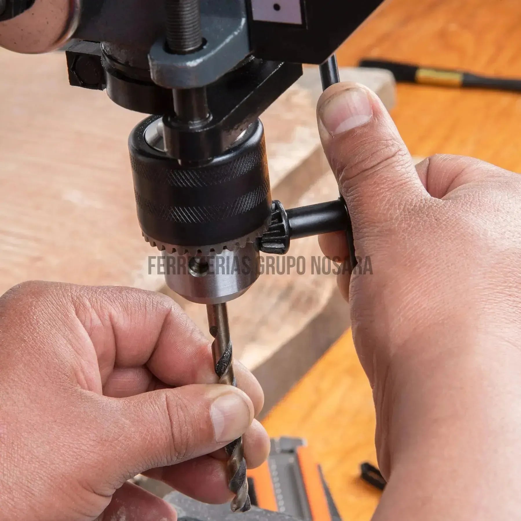 Taladro de piso 8' de 250 W (1/3 HP), broquero de 1/2' / 16174-