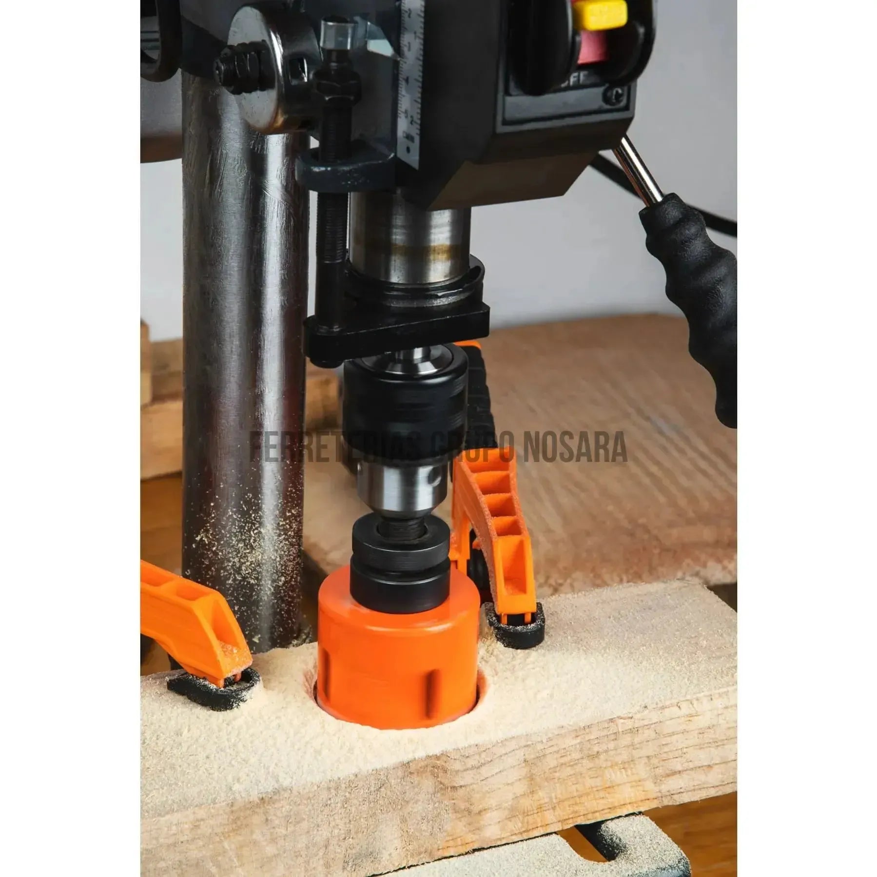 Taladro de piso 8' de 250 W (1/3 HP), broquero de 1/2' / 16174-