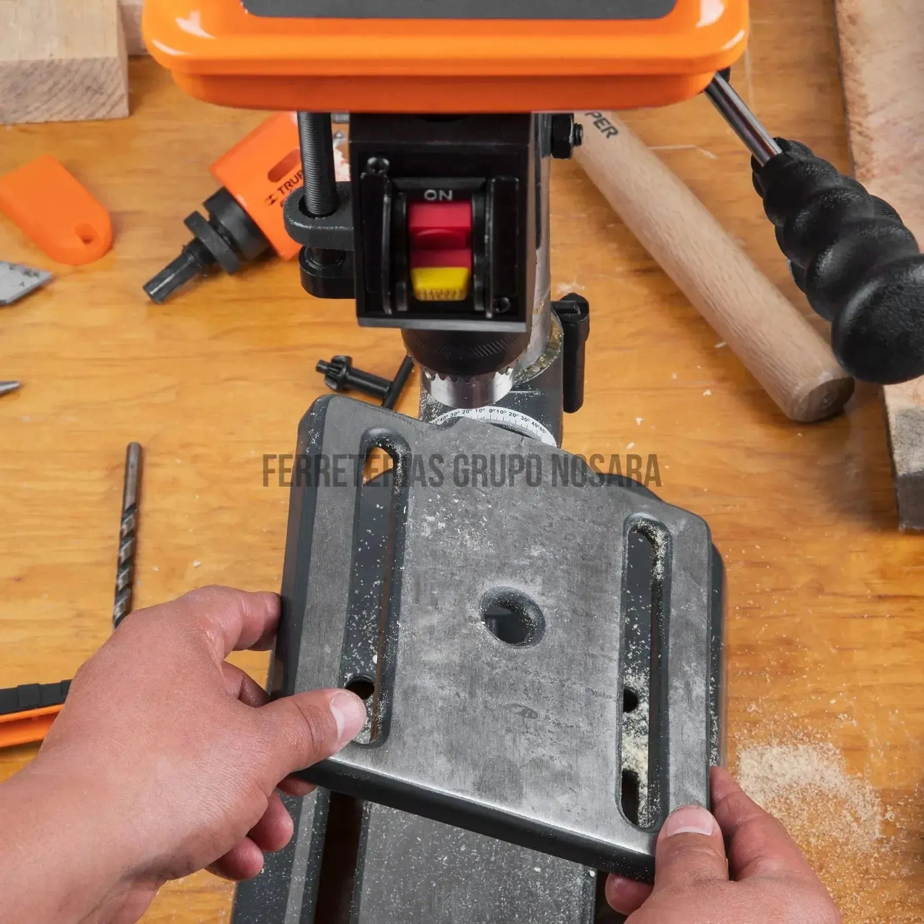 Taladro de piso 8' de 250 W (1/3 HP), broquero de 1/2' / 16174-