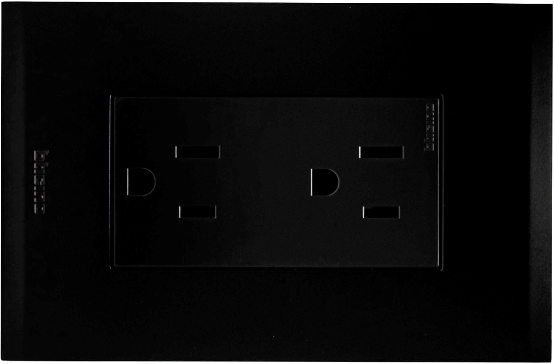 Tomacorriente duplex 2P+T 16A tamper-resistant negro Nobile Bticino / AF2228TREANG