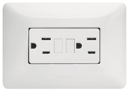 Tomacorriente doble 2P 15A 110V con falla a tierra GFCI y placa blanco Matix Bticino AM5028GFR